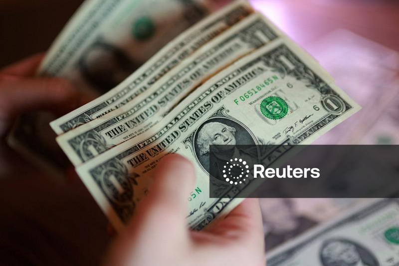 Dólar cai ante real enquanto investidores aguardam decisões sobre juros