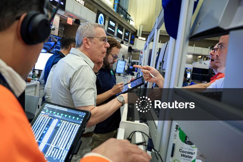 Wall St cai com liquidação em tecnologia por preocupações com Fed e gastos em IA