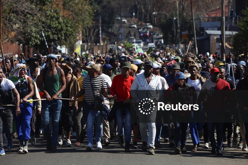África do Sul tem protestos contra imigrantes após milhares fugirem da violência