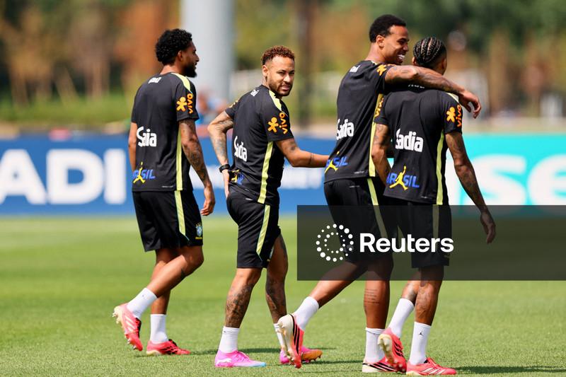Neymar treina com demais jogadores da seleção em novo passo de recuperação de lesão