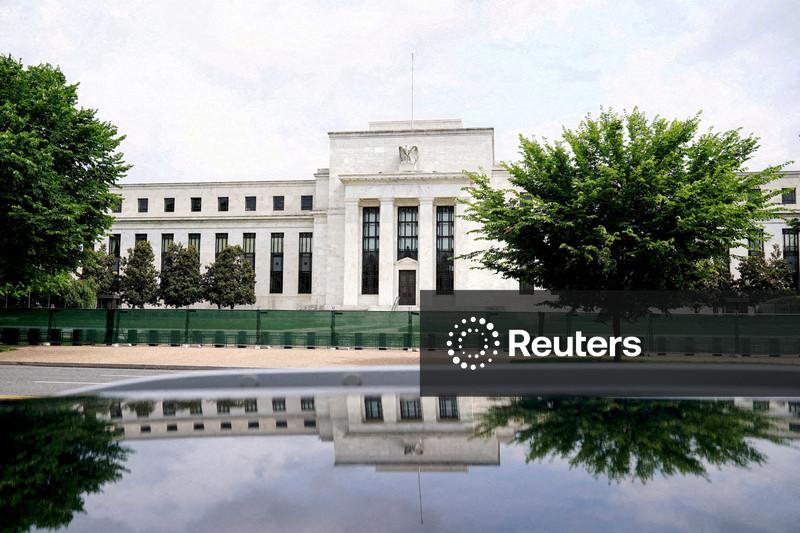 Quase metade das autoridades monetárias do Fed prevê aumento de juros em 2026