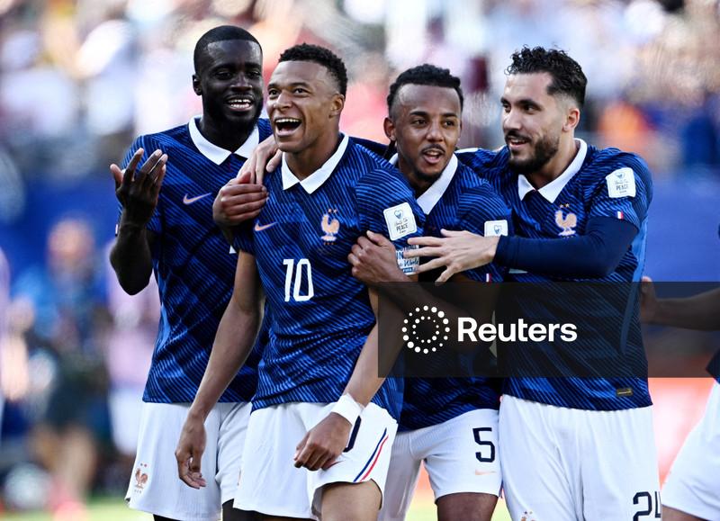 França vence Senegal com brilho e recorde de Mbappé na estreia da Copa do Mundo