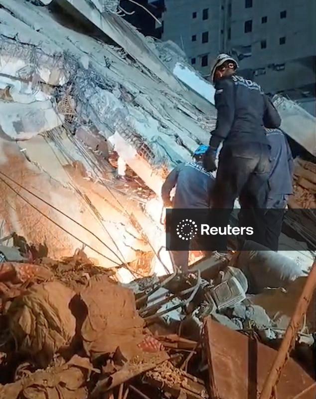 Equipes de resgate retiram criança com vida de prédio desabado 6 dias após terremotos na Venezuela