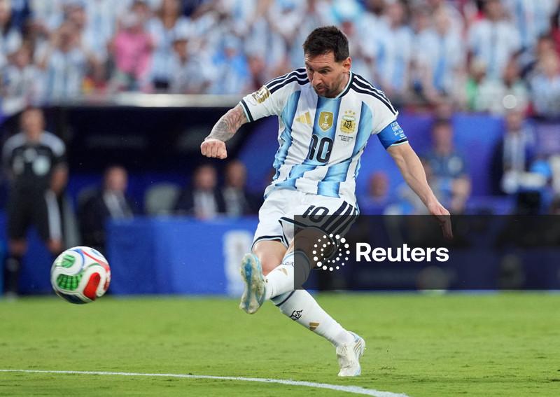 Proezas inexplicáveis de Messi já não são mais surpresa, diz Scaloni