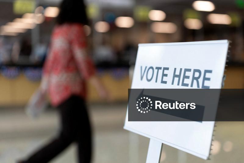 Eleitores dos EUA não devem abandonar candidatos controversos, revela pesquisa Reuters/Ipsos