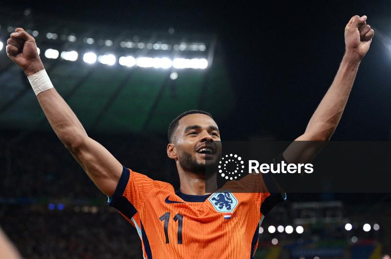Holanda conta com dois pênaltis em vitória pouco convincente sobre o Uzbequistão