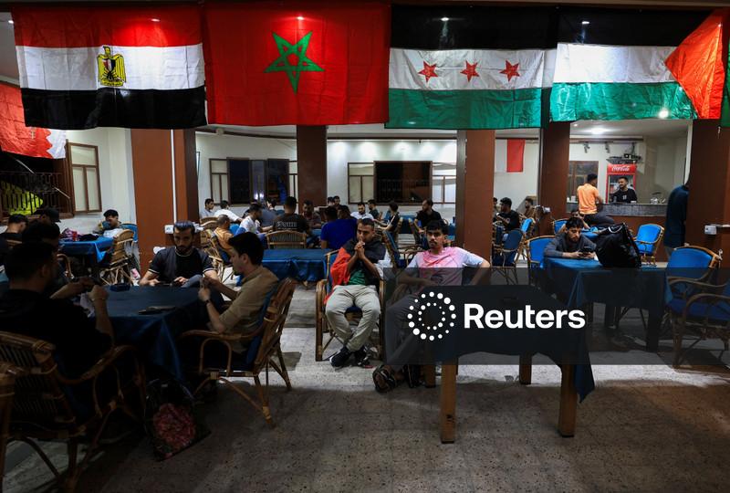 Moradores de Gaza deslocados pela guerra assistem à Copa do Mundo em meio às ruínas