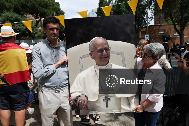 Leão 14 diz à Igreja da Espanha para ajudar as vítimas de abuso, enquanto alguns protestam contra a reunião