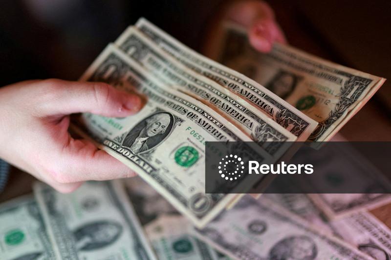 Dólar tem leve baixa no Brasil com Oriente Médio no radar