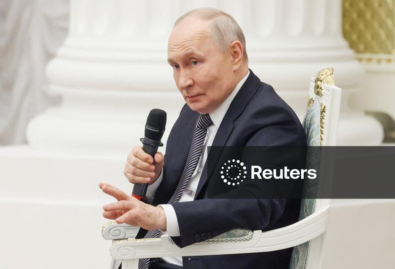 Putin diz que Ucrânia abriu "nova página" com ataques a Luhansk e à região sul de Kherson