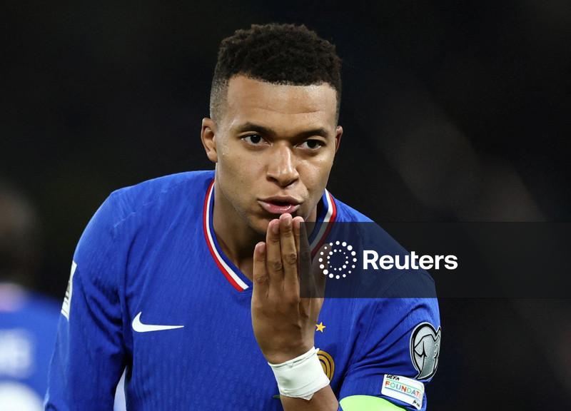Com críticos à espreita, Mbappé volta-se para o palco que mais lhe é familiar na Copa do Mundo