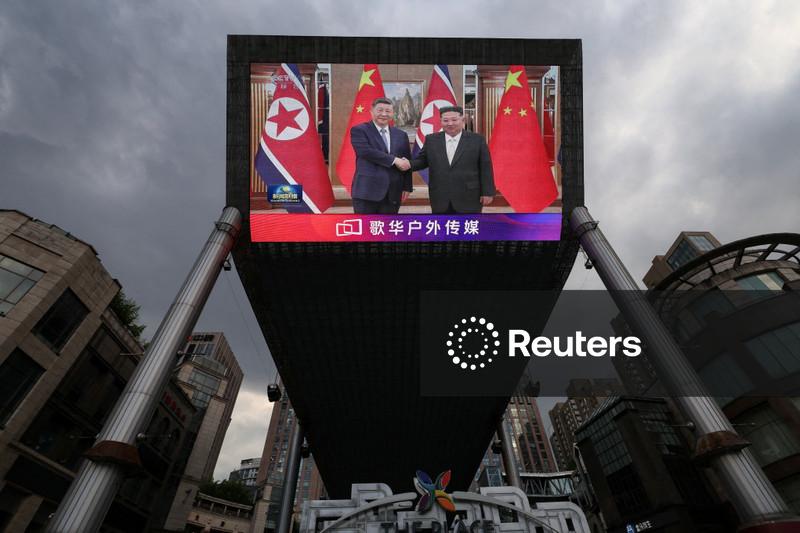 Presidente da China promete apoio inabalável a líder da Coreia do Norte em rara visita a Pyongyang