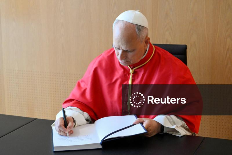 Papa pede a  líderes que amenizem  divisões no início de  viagem à Espanha