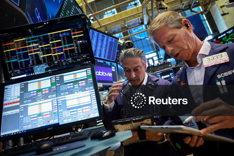 Wall St cai com recuo de ações de chips, dados de empregos alimentam temores de Fed "hawkish"