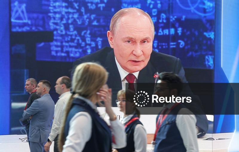 Putin enfrenta visões rivais de guerra e paz em "Davos" da Rússia