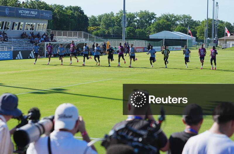 Jogadores da Inglaterra se refugiam em locais fechados em meio a alerta de tornado em Kansas City