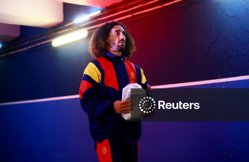 Cucurella espera que blusa do pijama da esposa seja seu amuleto da sorte na Copa do Mundo