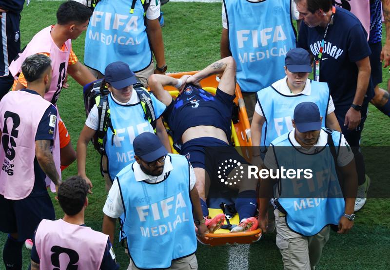 Ugarte, do Uruguai, sofre grave lesão no joelho na Copa do Mundo