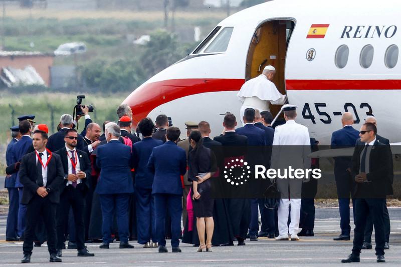 Papa utiliza o jato do rei da Espanha para retornar  ao Vaticano após problema técnico em avião