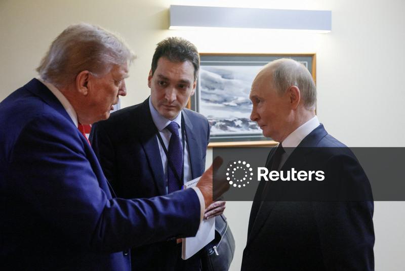 Trump diz a Putin que está pronto para ajudar a pôr fim ao conflito na Ucrânia, diz assessor do Kremlin