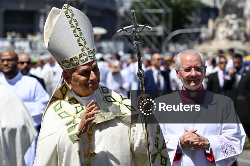Papa Leão diz a 1,2 milhão de pessoas em Madri que Deus está com os pobres