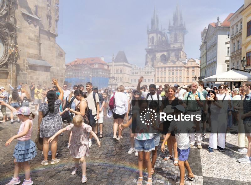 Sudeste da Europa sente efeitos da onda de calor; surgem incêndios florestais