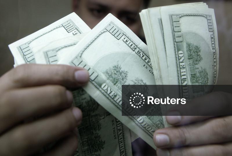 Dólar abre com viés negativo ante o real sob influência do exterior