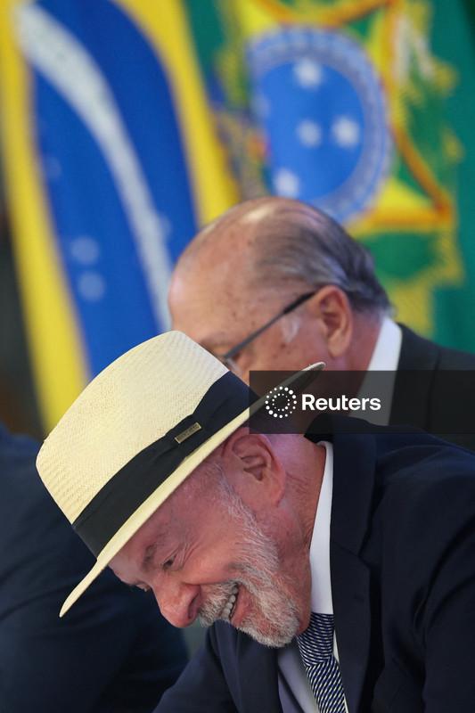Lula tem 48% dos votos ante 43% de Flávio Bolsonaro no 2º turno, diz Datafolha