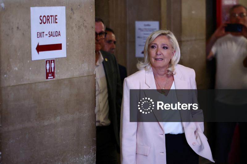 Tribunal francês abre caminho para que Marine Le Pen concorra à Presidência, com tornozeleira eletrônica