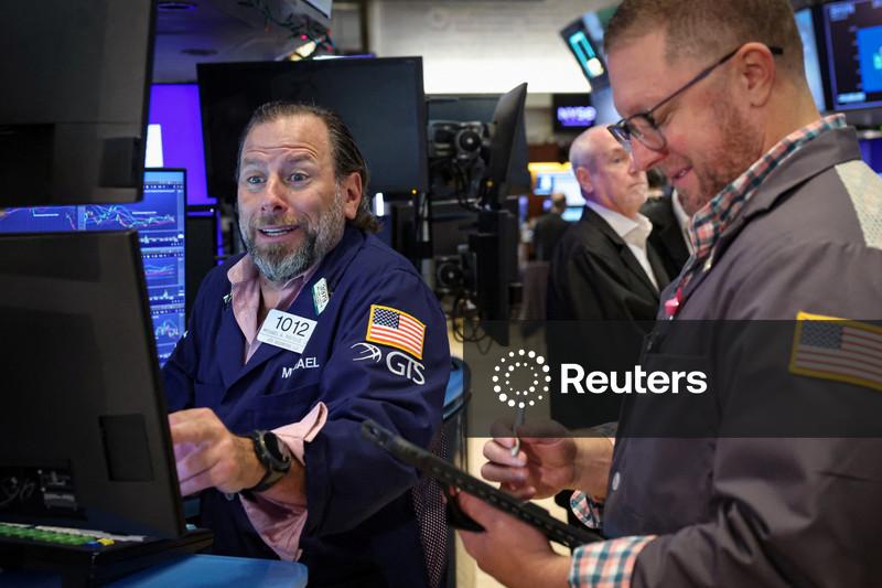 S&P 500 e Nasdaq caem enquanto os investidores lidam com balanços, riscos no Oriente Médio e tarifas