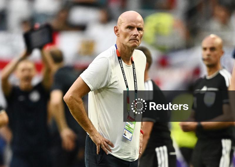 Técnico da Noruega está convencido de que a bola bateu no cabo antes do gol da Inglaterra