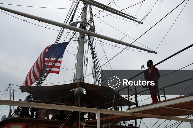 Justiça dos EUA impede que governo Trump retire autorizações de trabalho de  imigrantes