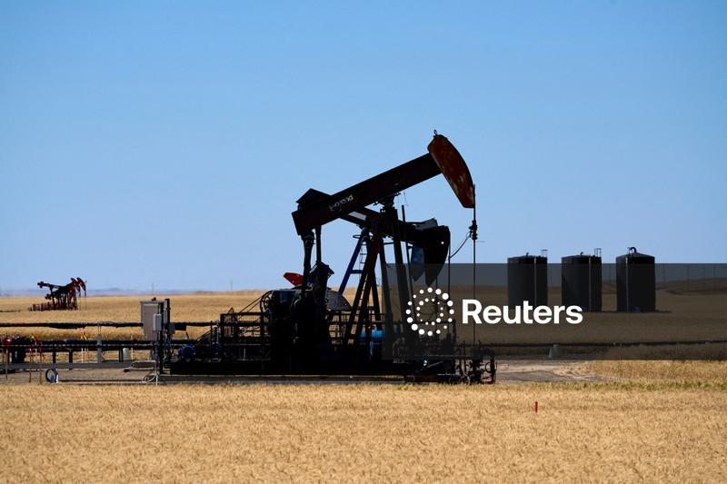 Petróleo sobe com cobertura de posições antes de feriado nos EUA