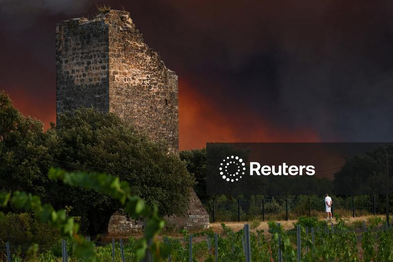 Incêndio florestal avança no sul da França e obriga centenas de pessoas a fugir