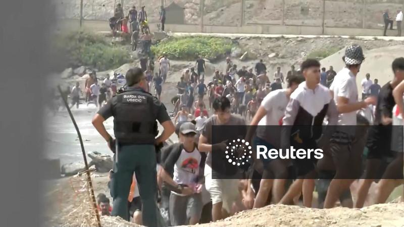 Migrantes atravessam fronteira e entram em Ceuta, Espanha; militares são acionados