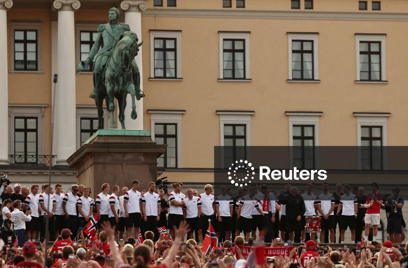 Noruega transforma decepção na Copa do Mundo em comemoração, com multidões lotando as ruas da capital