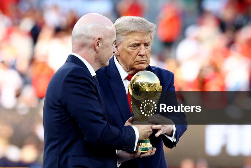 Trump e Infantino são vaiados ao entrar em campo para a cerimônia de entrega do troféu da Copa do Mundo