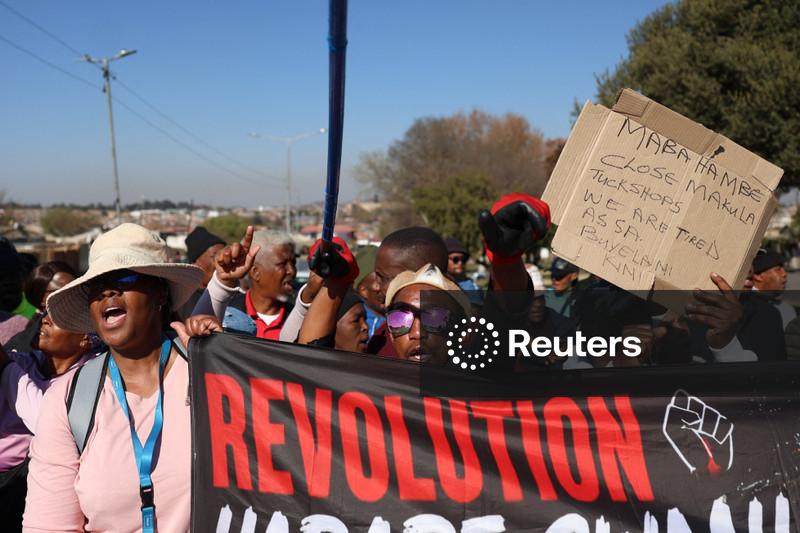 Manifestantes sul-africanos vão de porta em porta, forçando imigrantes a deixarem suas casas