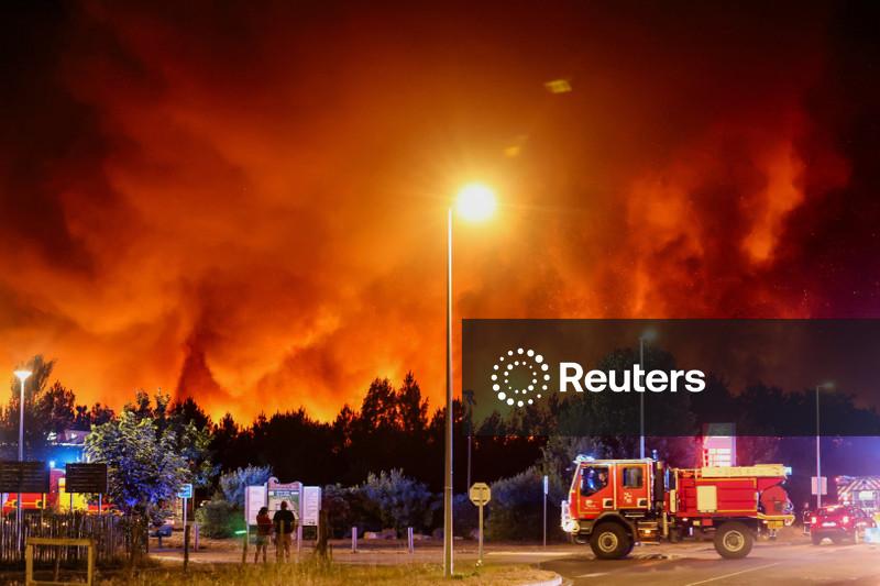 Mais de 10.000 pessoas foram retiradas no sudoeste da França devido à propagação de incêndio florestal