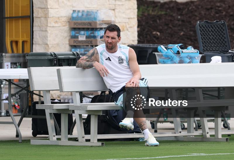 Argentina acredita que Messi pode repetir as proezas de Maradona contra a Inglaterra, diz Mac Allister