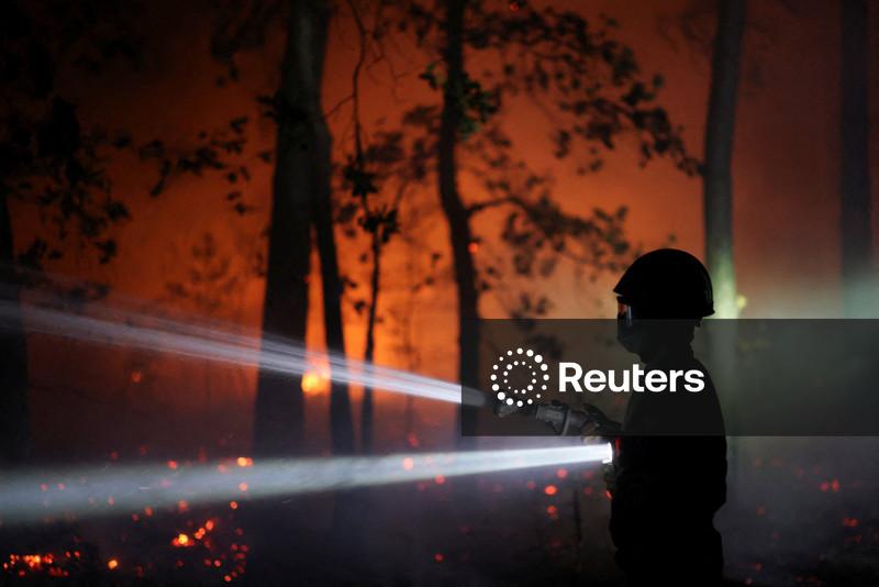 Incêndio nas proximidades de Paris continua enquanto onda de calor se intensifica em toda Europa
