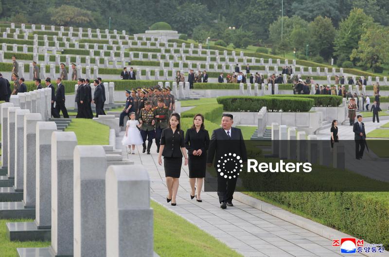 Líder da Coreia do Norte comemora aniversário de guerra com a filha ao seu lado