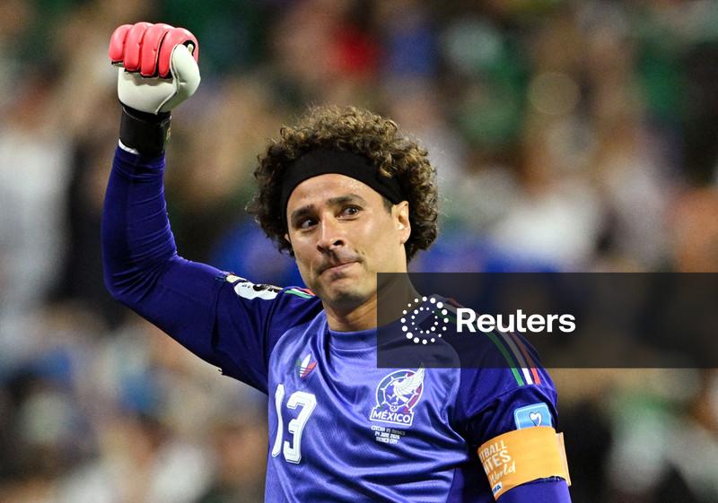 Goleiro mexicano Ochoa anuncia aposentadoria do futebol profissional