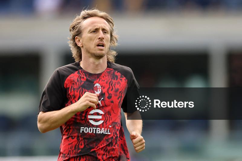 Aos 40 anos, Modric renova contrato com o Milan até 2027
