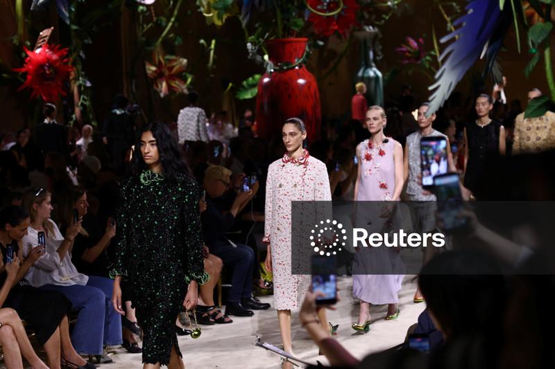 Chanel apresenta golas com penas e saias de tweed com fendas em desfile inspirado em contos de fadas
