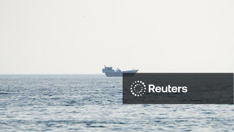 Número de embarcações que passam pelo Estreito de Ormuz se mantém estável em três por dia há três dias, mostram dados