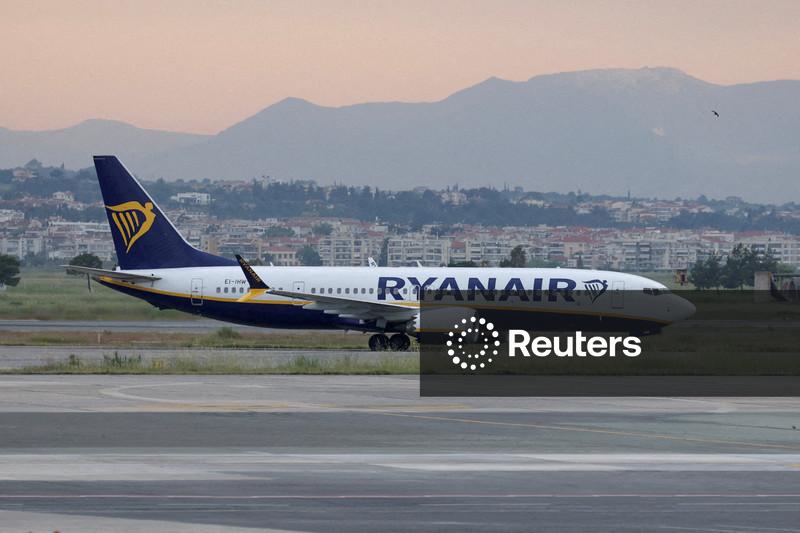Janela de avião da Ryanair “se deslocou” durante voo, forçando pouso de emergência na Grécia