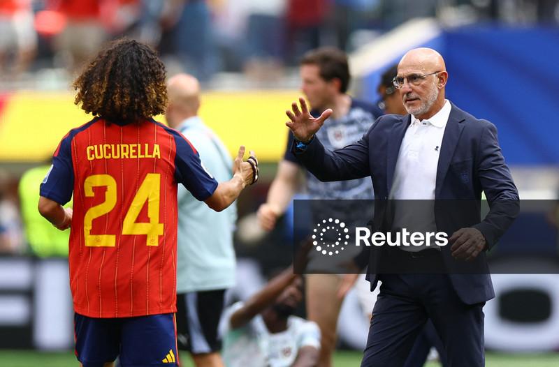 Cucurella faz tatuagem do técnico da Espanha para cumprir promessa da Copa do Mundo
