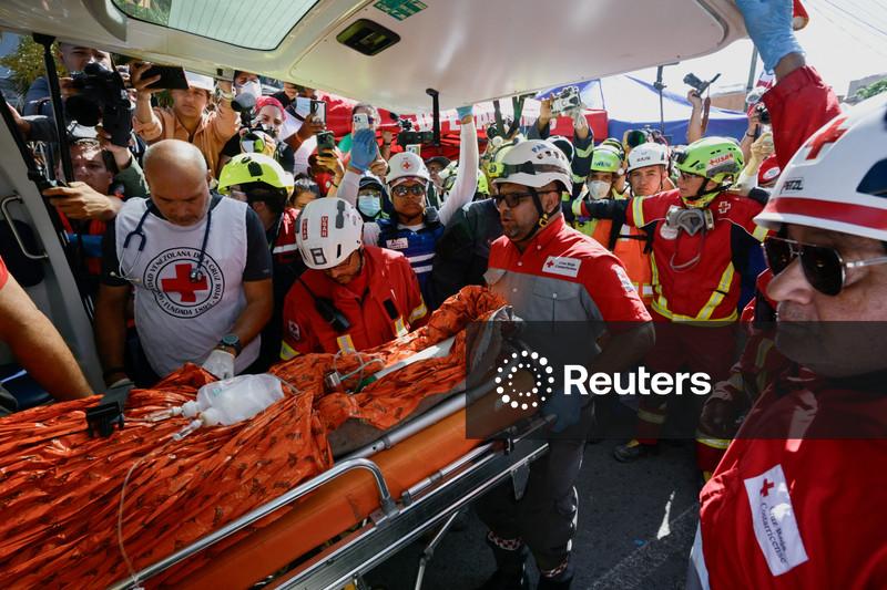 Homem é resgatado dos escombros uma semana após terremotos na Venezuela