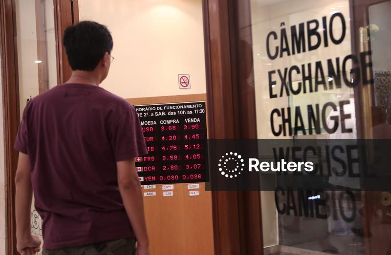 Dólar à vista fecha em alta de 0,40%, a R$5,0984 na venda